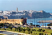 Rabat - la Kasbah degli Oudaia oltre le mura andaluse, vista dalla grande moschea incompleta. 